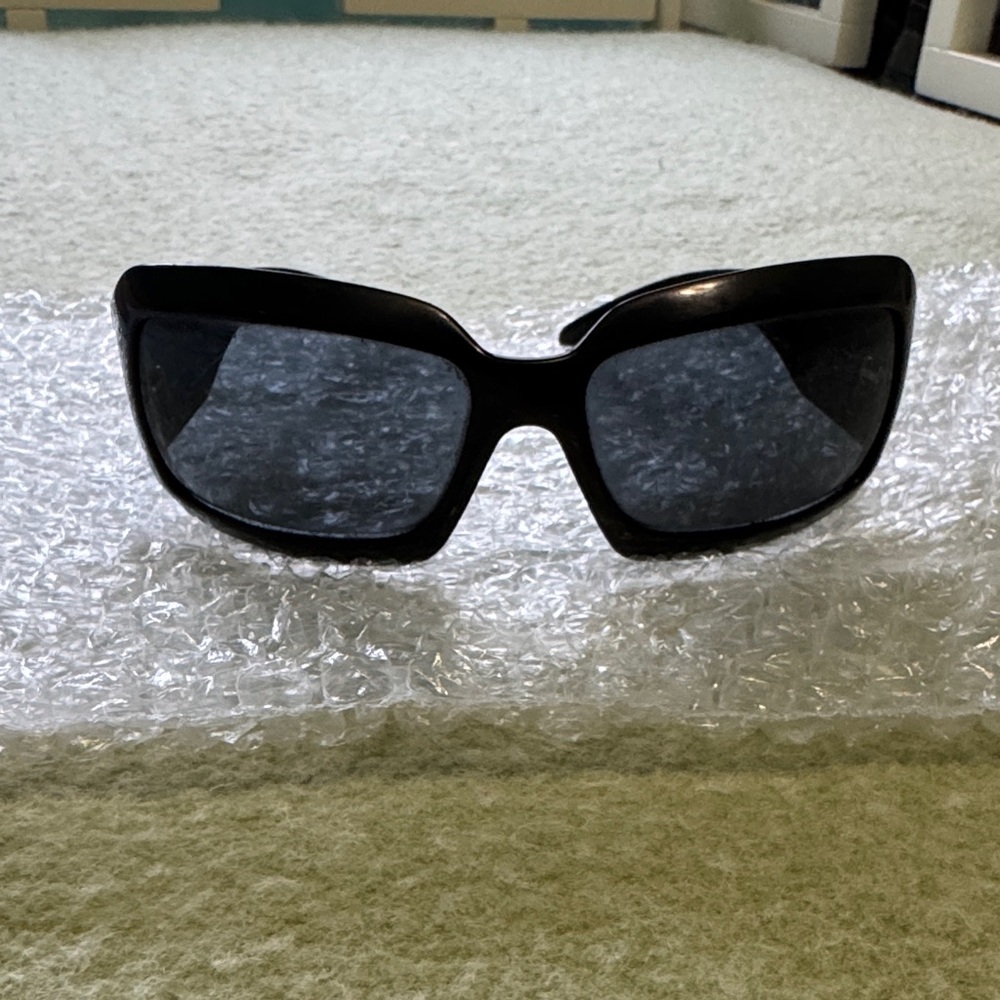 CHANEL Elegant Black Sunglasses
